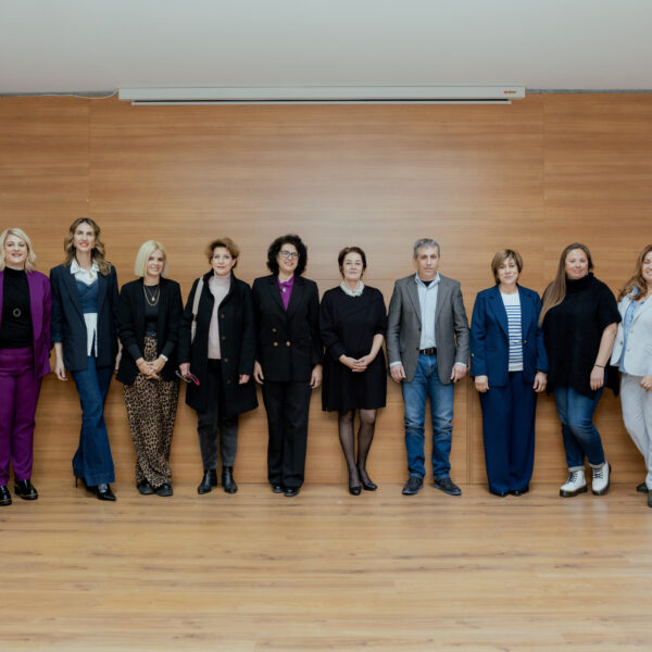 Γυναίκα:  Πολλαπλοί Pόλοι,  Mία Tαυτότητα